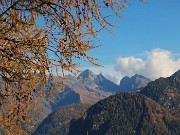 30 Spettacolo di panorami e di larici colorati d'autunno